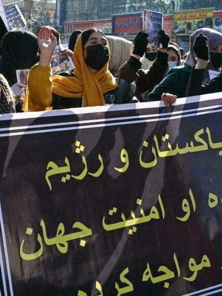 As mulheres afegãs participam de um protesto em Shahr-e Naw em Cabul, em 16 de dezembro de 2021, exigindo do governo Talibã o direito à educação, ao emprego e à representação política. - WAKIL KOHSAR/ AFP