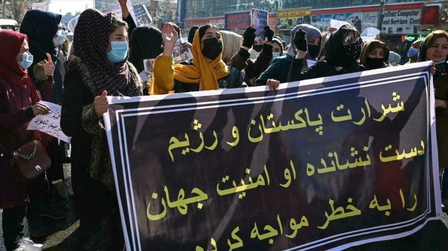As mulheres afegãs participam de um protesto em Shahr-e Naw em Cabul, em 16 de dezembro de 2021, exigindo do governo Talibã o direito à educação, ao emprego e à representação política. - WAKIL KOHSAR/ AFP