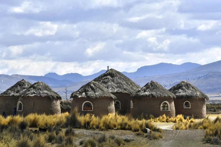 Restam apenas cerca de 600 membros ao redor do Lago Poopó da comunidade indígena Uru, que remonta a milhares de anos na Bolívia e no Peru - AIZAR RALDES/AFP - AIZAR RALDES/AFP