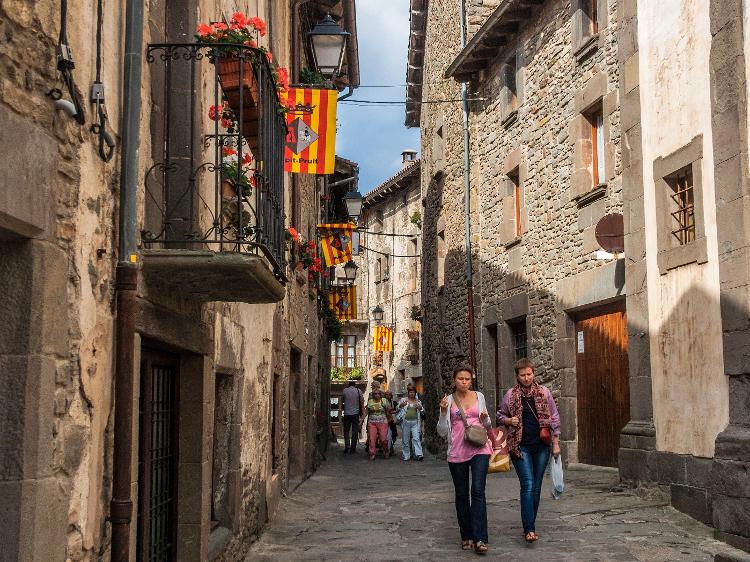 Rupit, España - 8 de octubre de 2013: En la calle del pueblo medieval en la parte montañosa de Cataluña (Pirineos) - énigenvoshkin/Getty Images - énigenvoshkin/Getty Images