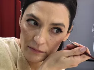 Vanessa Rozan ensina a fazer sardas falsas com maquiagem