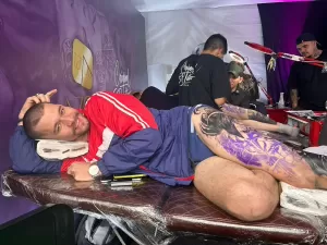 Roqueiro fica 6 h deitado em festival para tatuar vocalista do Kiss na coxa