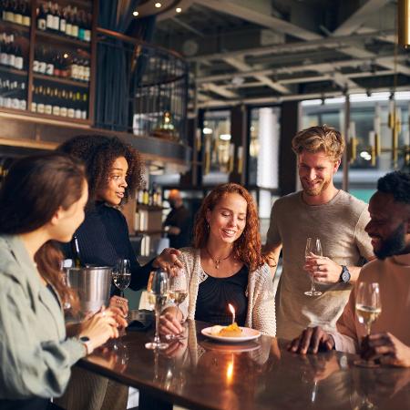 Amigos fazem aniversário em restaurante - Getty Images/iStockphoto