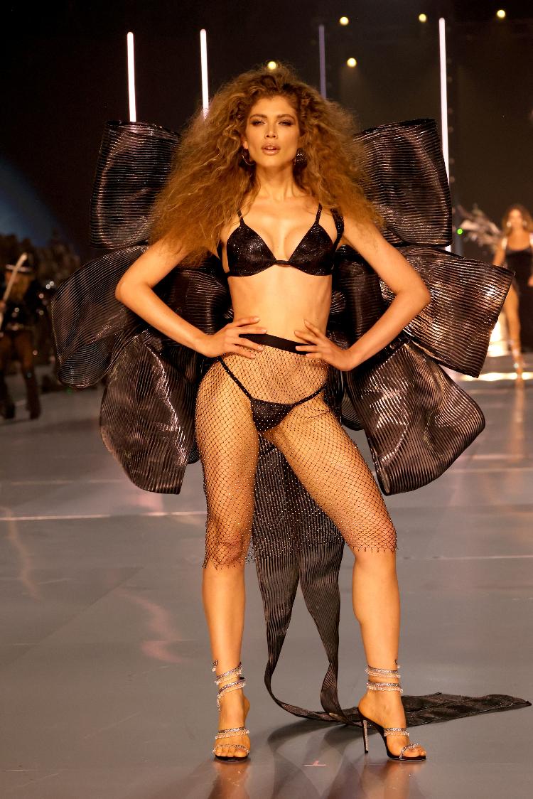 Victoria's Secret Fashion Show 2024: Valentina Sampaio