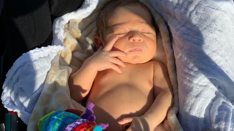 O pequeno Arthur fez mãe e barriga de aluguel quebrarem regras por puro amor O pequeno Arthur fez mãe e barriga de aluguel quebrarem regras por puro amor