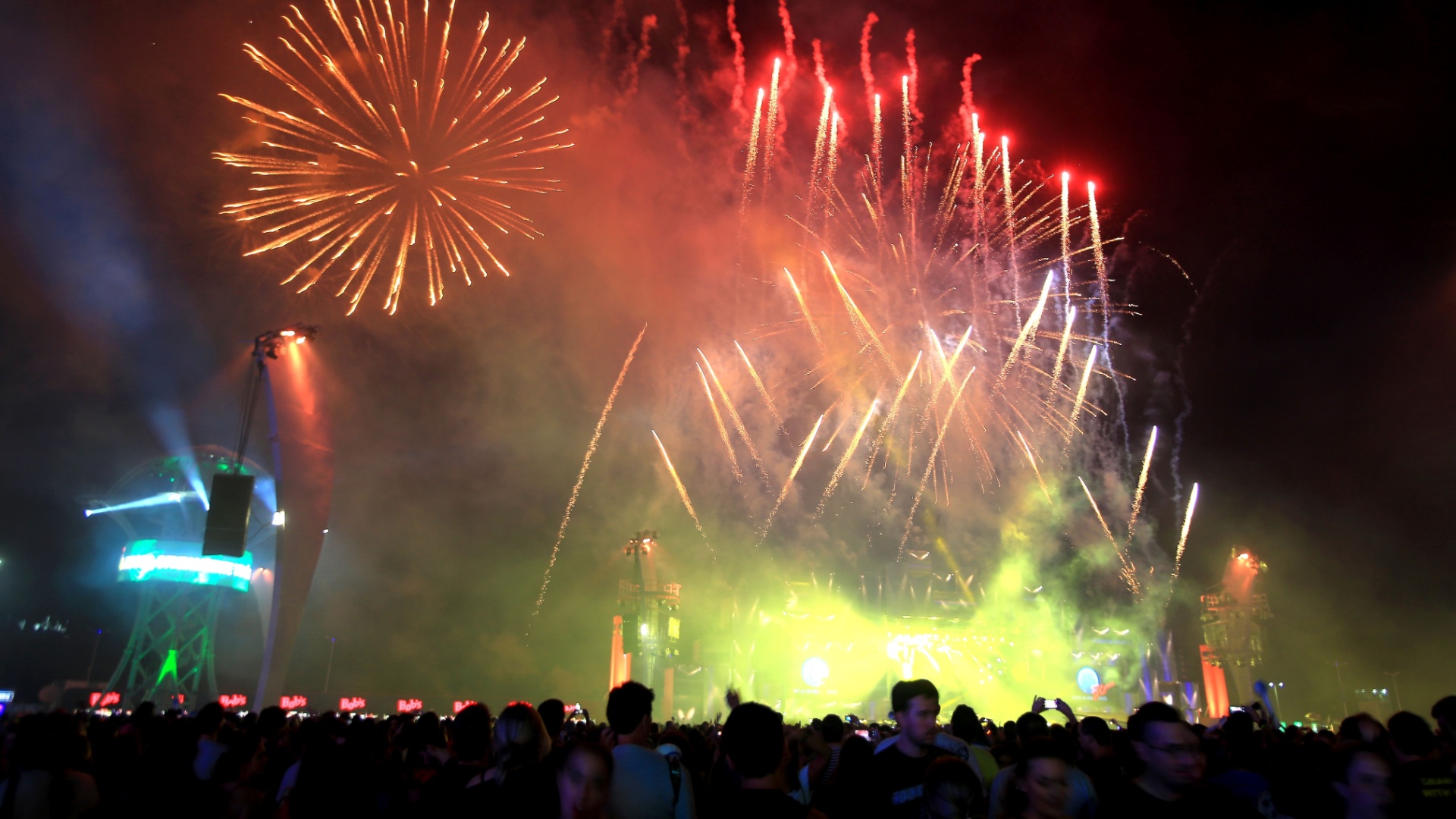 18.set.2015 - Fogos de artifício na conclusão da primeira noite do Rock in Rio 2015 - Marco Antônio Teixeira /UOL