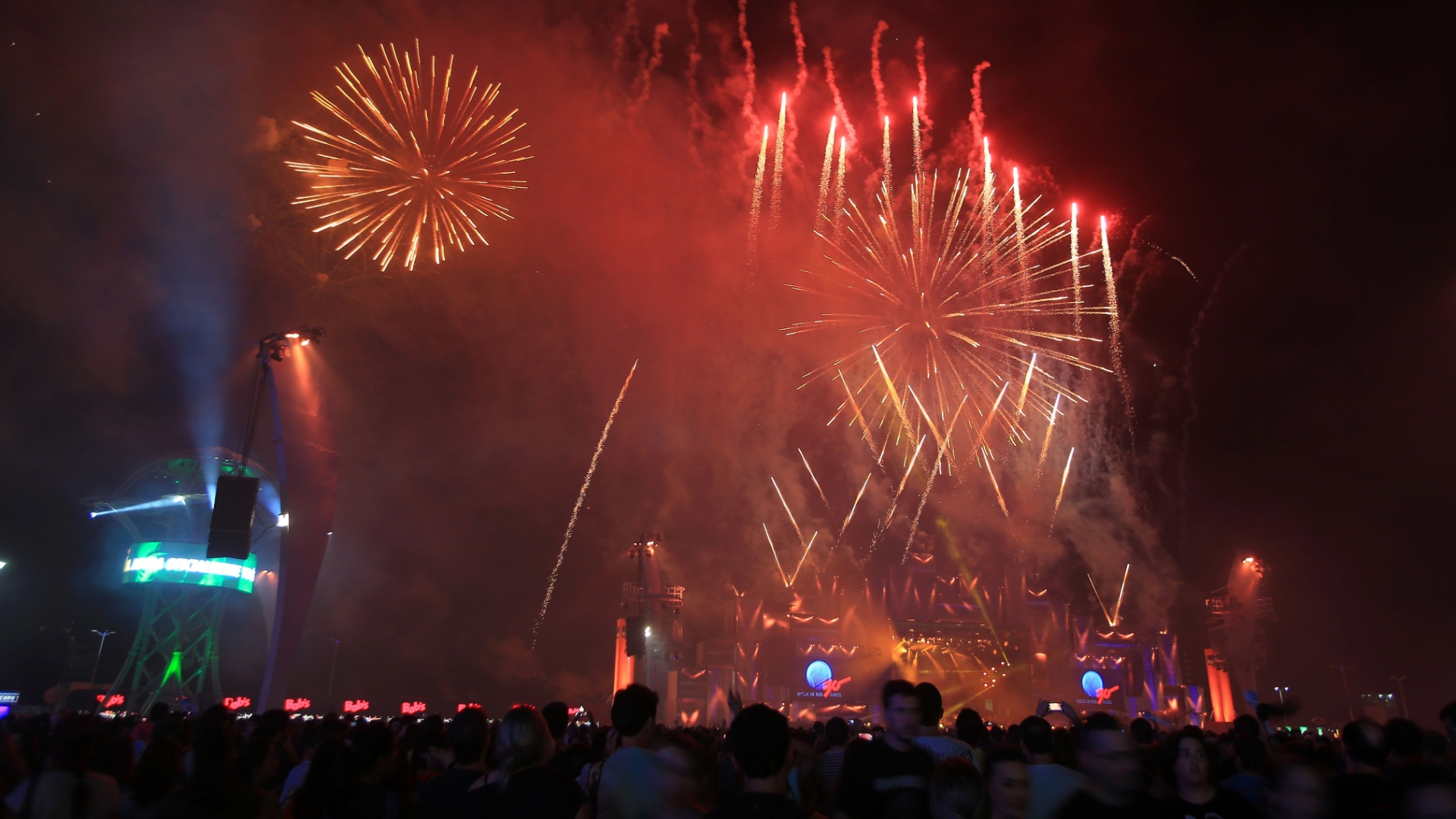 18.set.2015 - Fogos de artifício na conclusão da primeira noite do Rock in Rio 2015 - Marco Antônio Teixeira /UOL