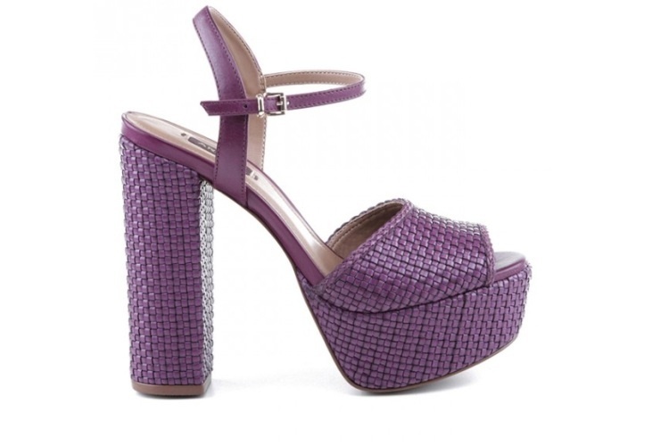 Sandália plataforma roxa com tressê de couro, da Arezzo. Preço: R$ 299,90. Informações: www.arezzo.com.br | Preço e disponibilidade pesquisados em setembro de 2015 e sujeitos a alterações - Divulgação