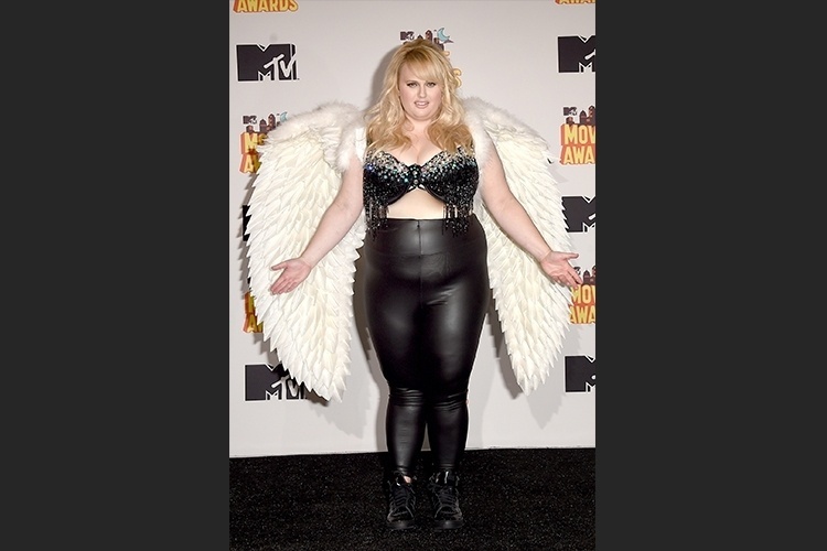 Barriga de fora para todas - top cropped - Rebel Wilson - Divulgação