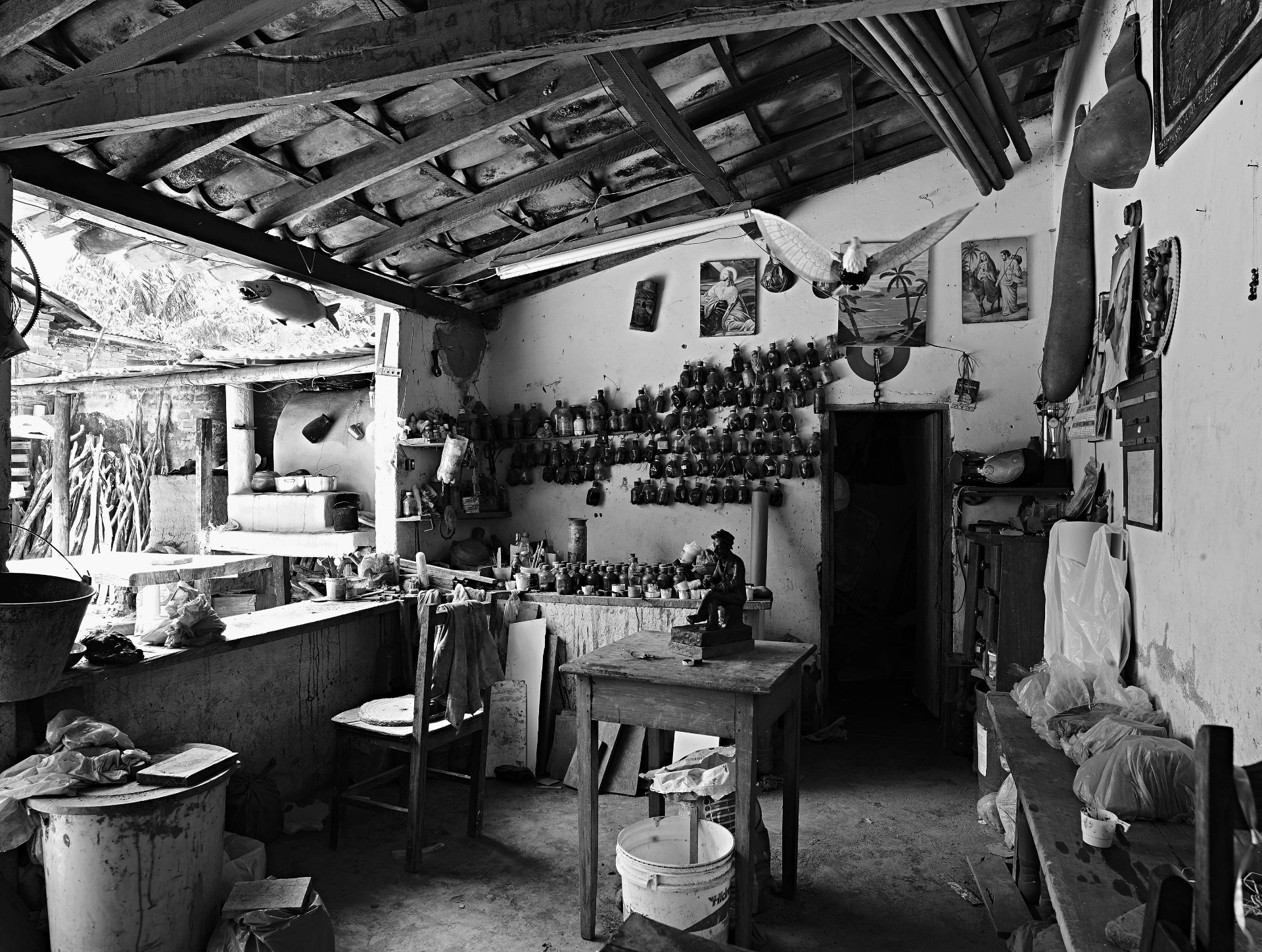 13.nov.2015 - Fotografia de Maurício Nahas parte da exposição "Do Pó da Terra" no Museu Afro, em São Paulo. Na foto, ateliê de Ulisses Mendes na cidade mineira de Itinga - Maurício Nahas