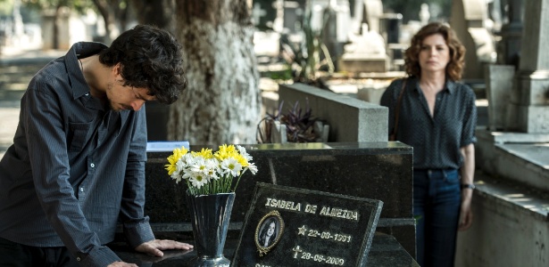 Em "Justiça", Vicente (Jesuíta Barbosa) é surpreendido por Elisa (Débora Bloch) no túmulo de Isabela, namorada quem ela assassinou e ficou sete anos preso pelo crime  - Divulgação/Globo 