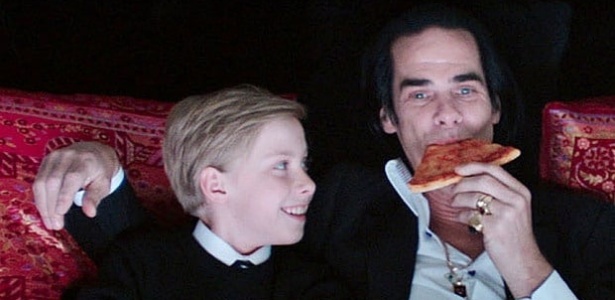 Arthur Cave (esquerda), filho de Nick Cave, no filme "Nick Cave: 20.000 Dias na Terra" - Reprodução