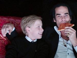 Arthur Cave (esquerda), filho de músico Nick Cave, no filme "Nick Cave: 20.000 Dias na Terra" - Reprodução - Reprodução