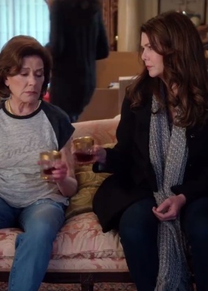 Emily aparece de camiseta e calça jeans ao lado de Lorelai no trailer da nova temporada de "Gilmore Girls" - Reprodução/Facebook/Netflix - Reprodução/Facebook/Netflix
