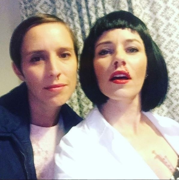 28.out.2016 - A atriz Elizabeth Banks se fantasiou de Mia Wallace e sua amiga de Eleven para festa de Halloween, em Los Angeles - Reprodução/Instagram