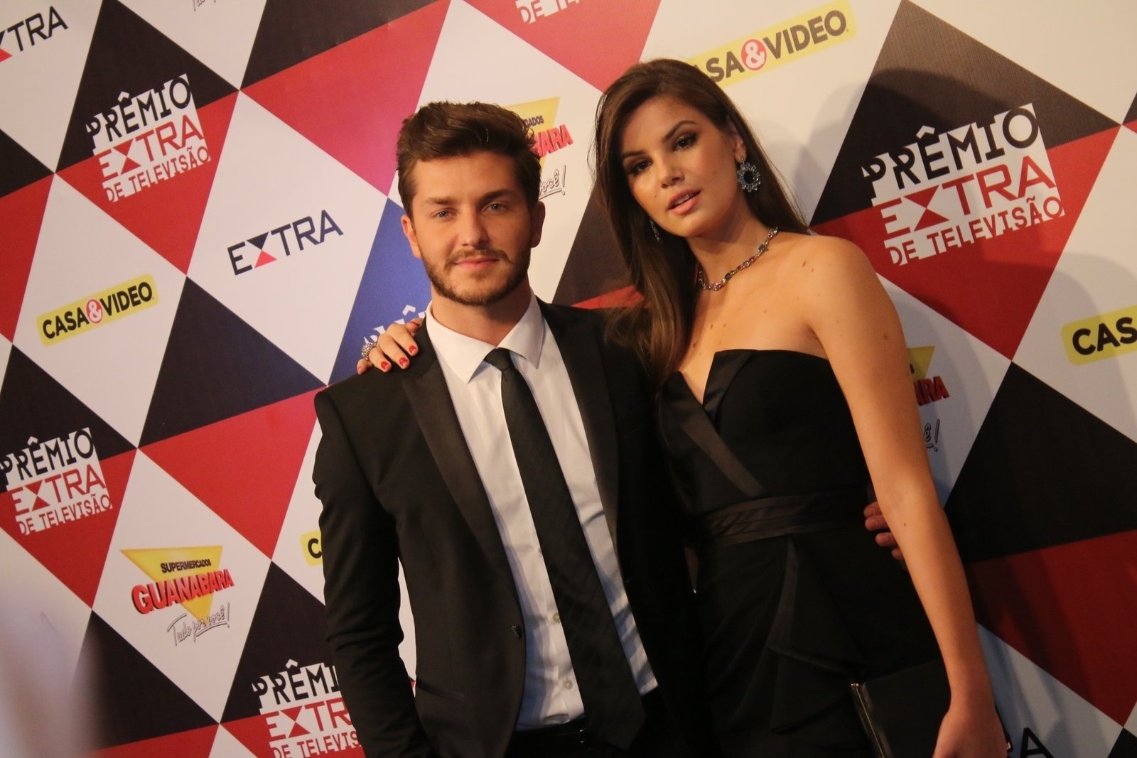 29.nov.2016 - Klebber Toledo e Camila Queiroz comparecem ao Prêmio Extra de Televisão - Fábio Moreno, Wallace Barbosa e Marcello Sá Barretto /AgNews