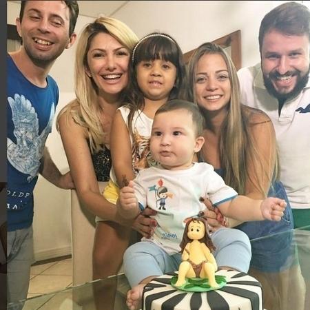 Antônia festeja o aniversário de seis meses do filho com amigos - Reprodução/Instagram/@ladyfontenelle