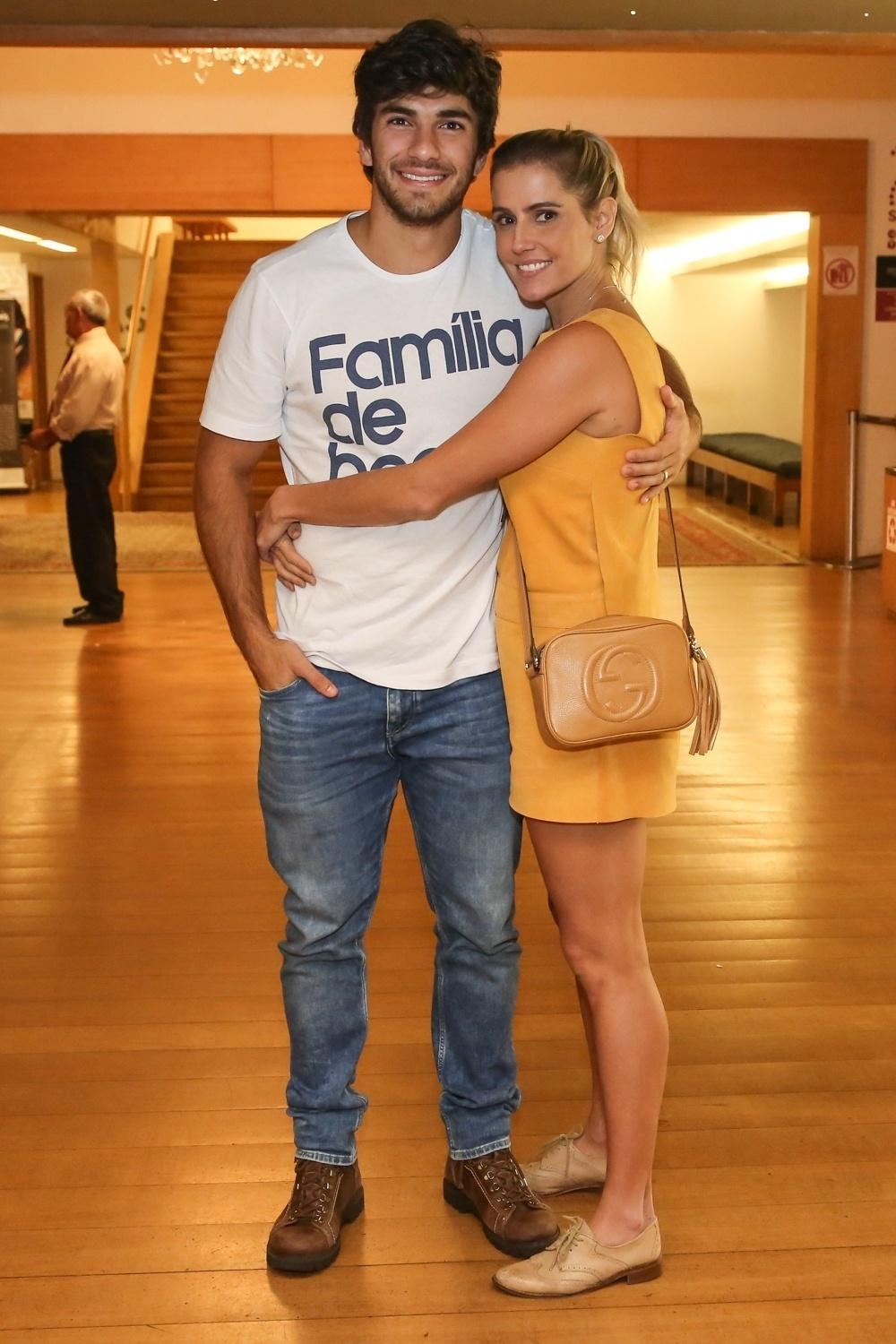 Deborah Secco e o marido, Hugo Moura, chegam para a última apresentação do espetáculo "Tryo Elétryco", no Rio - Roberto Filho/Brazil News