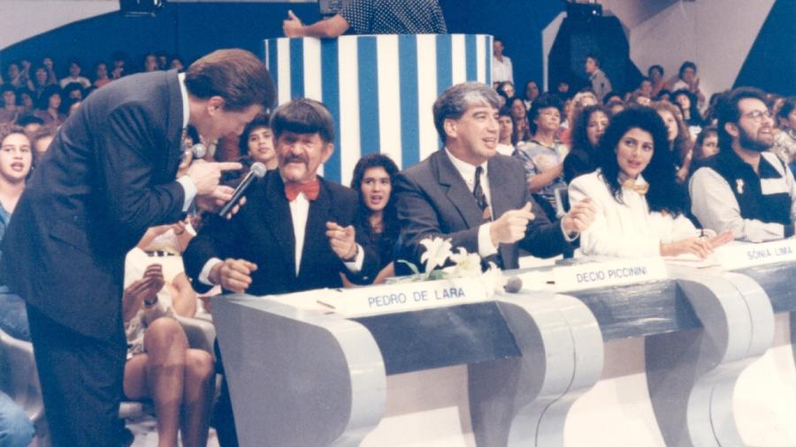 Silvio Santos, Pedro de Lara, Décio Piccinini, Sônia Lima e Leão Lobo no "Show de Calouros", nos anos 80 - Divulgação/SBT