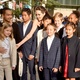 Angelina Jolie com os seis filhos, Maddox, Pax, Zahara, Shiloh, Vivienne e Knox, além dos atores Kimhak Mun e Sareum Srey Moch, de seu filme, "First They Killed My Father", durante o Festival Internacional de Cinema de Toronto - Getty Images