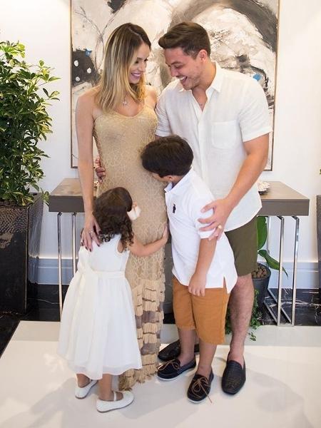 Filhos de Wesley Safadão, Ysis e Yhudi beijam próximo irmão ou irmã na barriga de Thyane Dantas - Reprodução/Instagram - Reprodução/Instagram