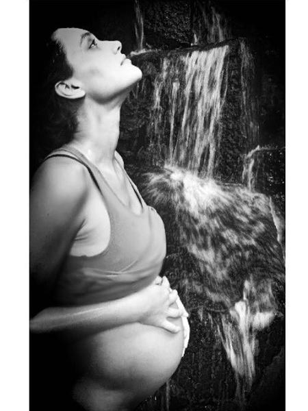 Débora Nascimento mostra barrigão em cachoeira - Reprodução/Instagram