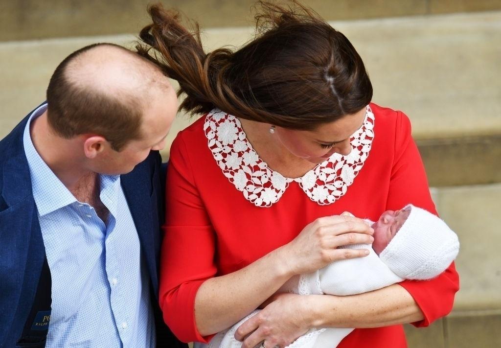 Kate e William paparicam o novo filho, que manteve os olhos fechados durante sua apresentação ao mundo - Getty Images