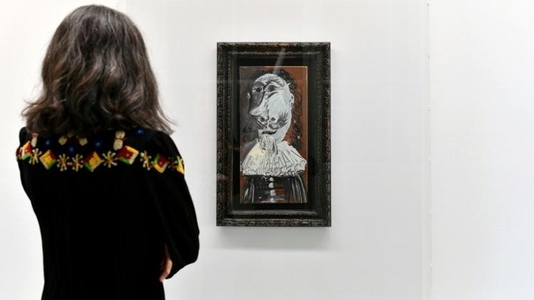 Proprietária observa a obra - Harold Cunningham/AFP - Harold Cunningham/AFP