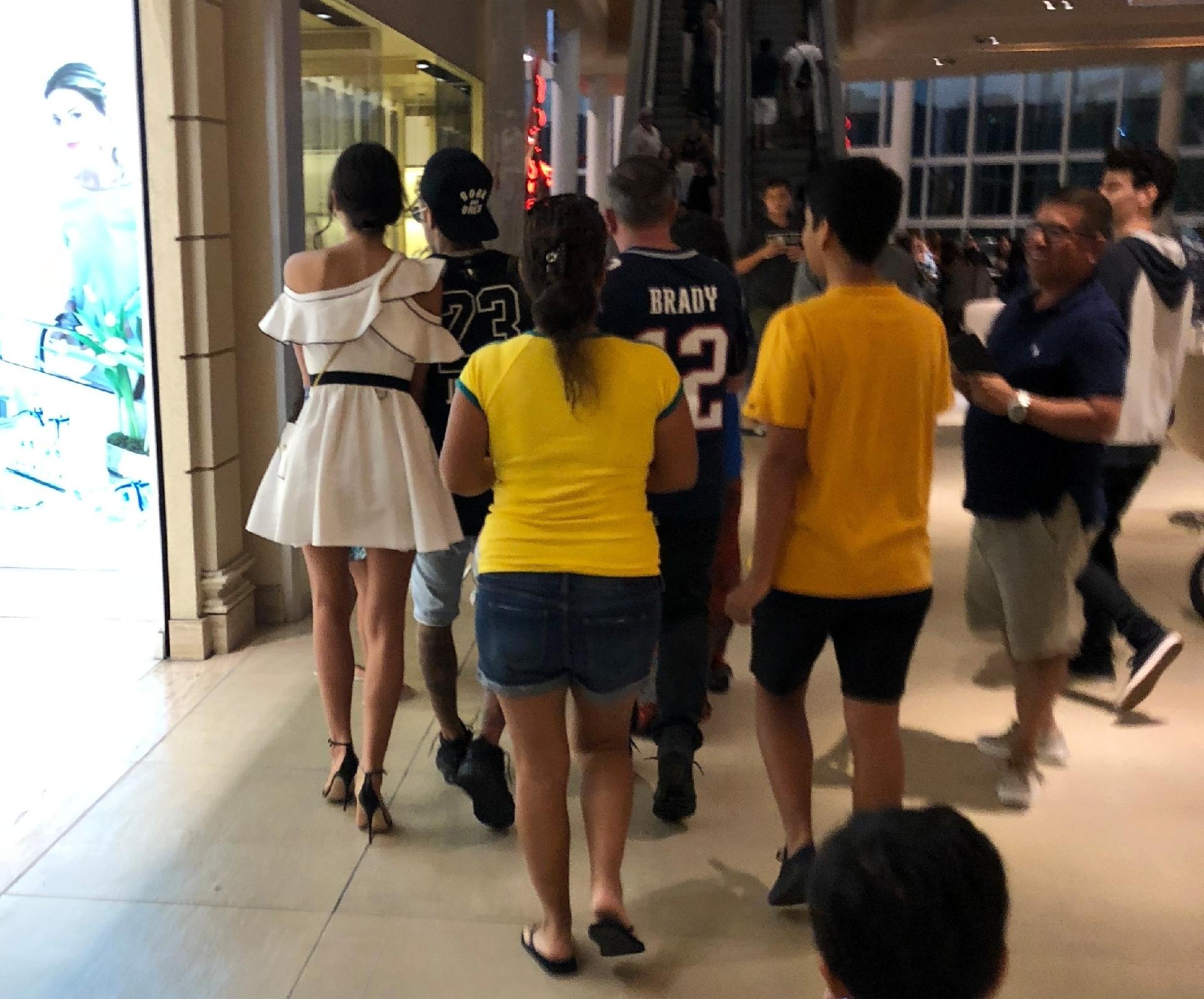 Neymar e Bruna Marquezine vão ao shopping no Rio e causam tumulto - AgNews