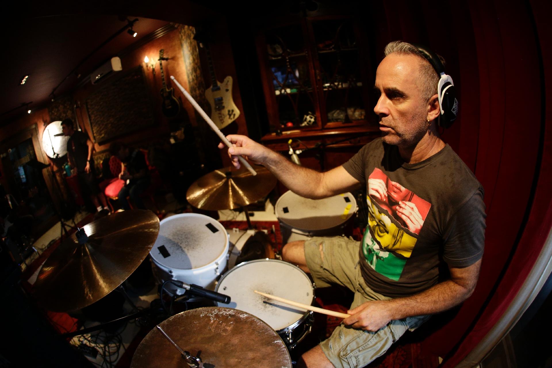 Fê Lemos, baterista do Capital Inicial, durante a gravação do 14º álbum de inéditas da banda, "Sonora" - Bruno Trindade/b+ca