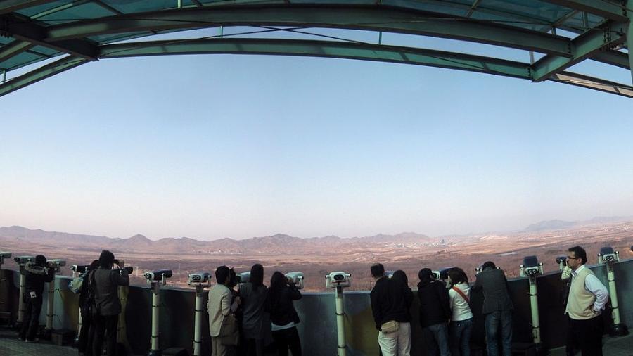 Turistas observam a Coreia do Norte desde o observatório de Dora, na Coreia do Sul - Josh Berglund/creativecommons.org/licenses/by/2.0/deed.en