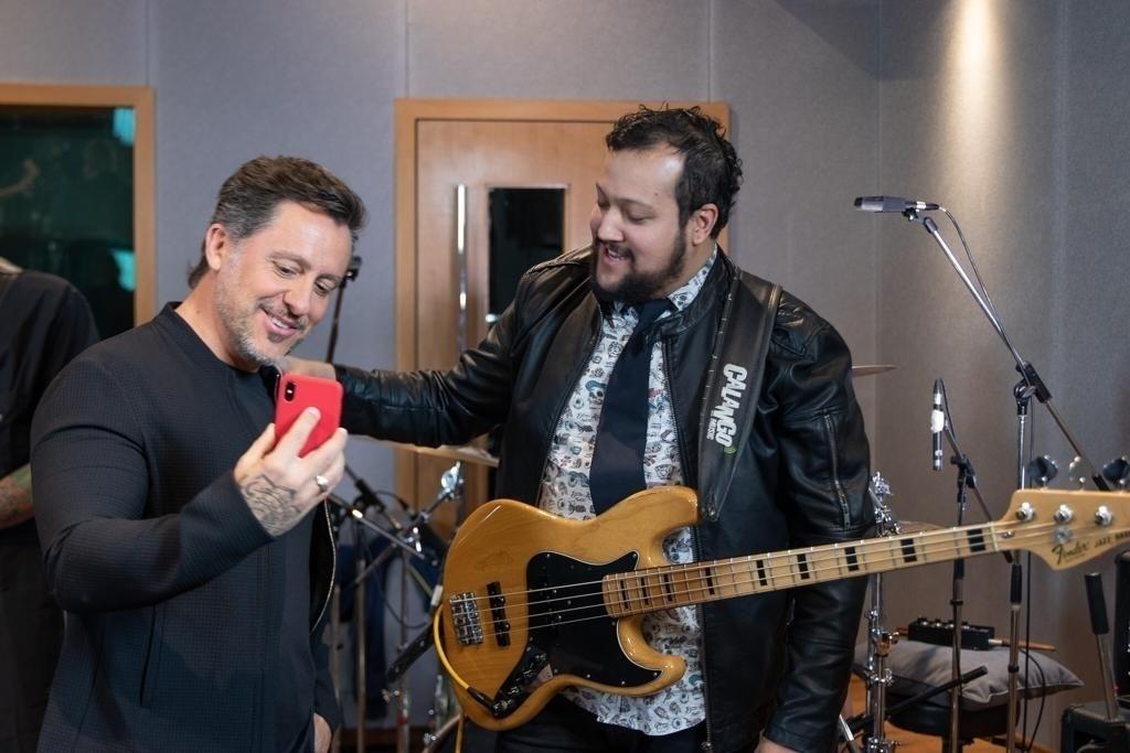 Rick Bonadio e o baixista Glecio Nascimento durante transmissão ao vivo do pocket show - Divulgação