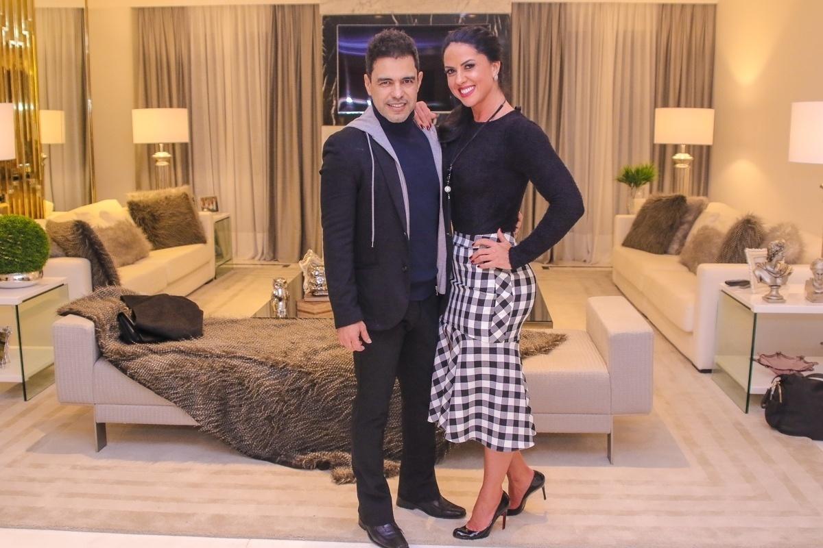 Ao lado de Graciele Lacerda, Zezé Di Camargo completa 56 anos e recebe amigos em sua casa em jantar de comemoração - Ag.News