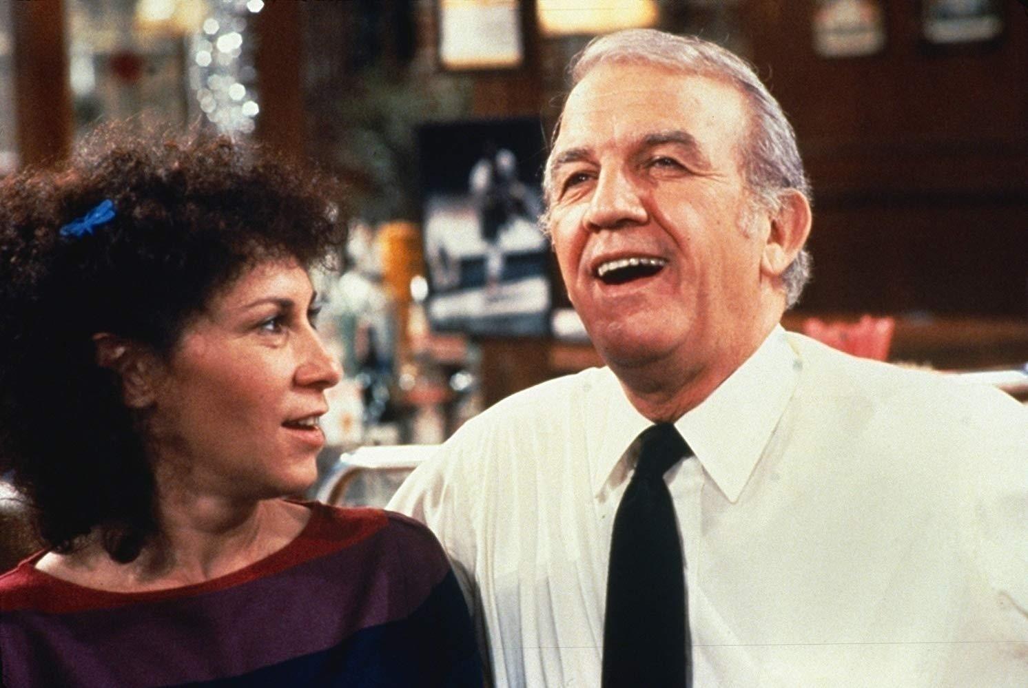 Nicholas Colasanto e Rhea Perlman na série "Cheers" (1982) - Divulgação