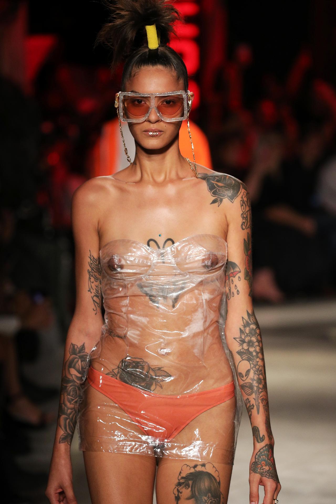 Modelos com três seios sobem à passarela na Semana de Moda de Milão - Getty Images