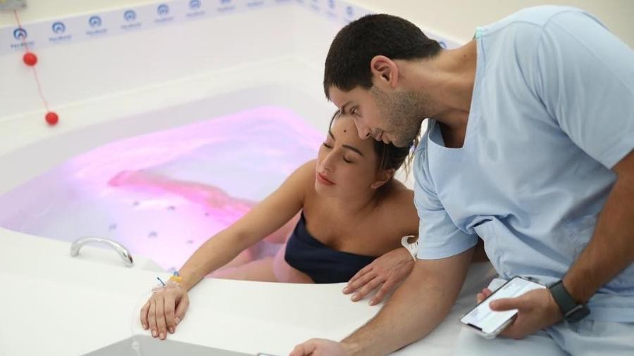 Sabrina Sato posta foto dentro de banheira com Duda monitorando as contrações - Reprodução