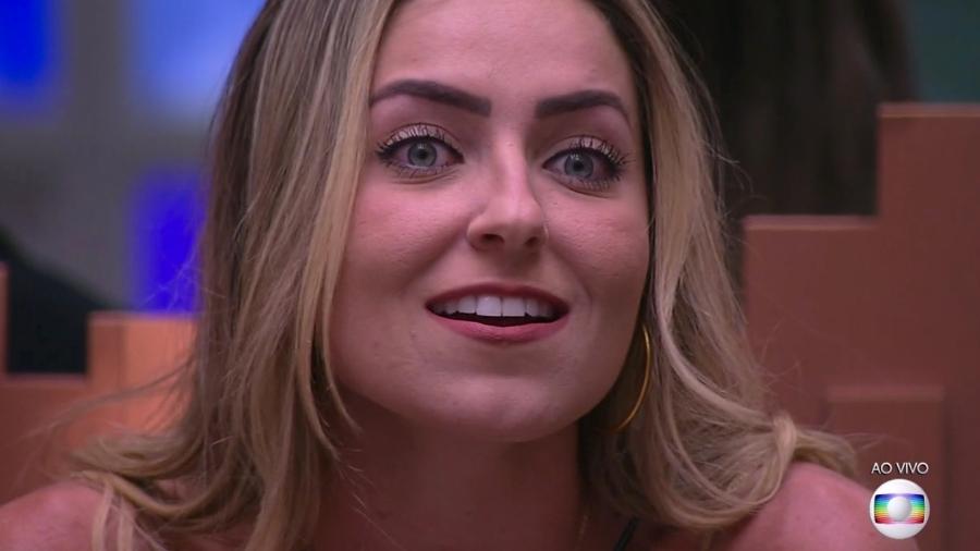 Paula escuta Tiago Leifert falar sobre o resultado do segundo paredão do "BBB19" - Reprodução/TvGlobo