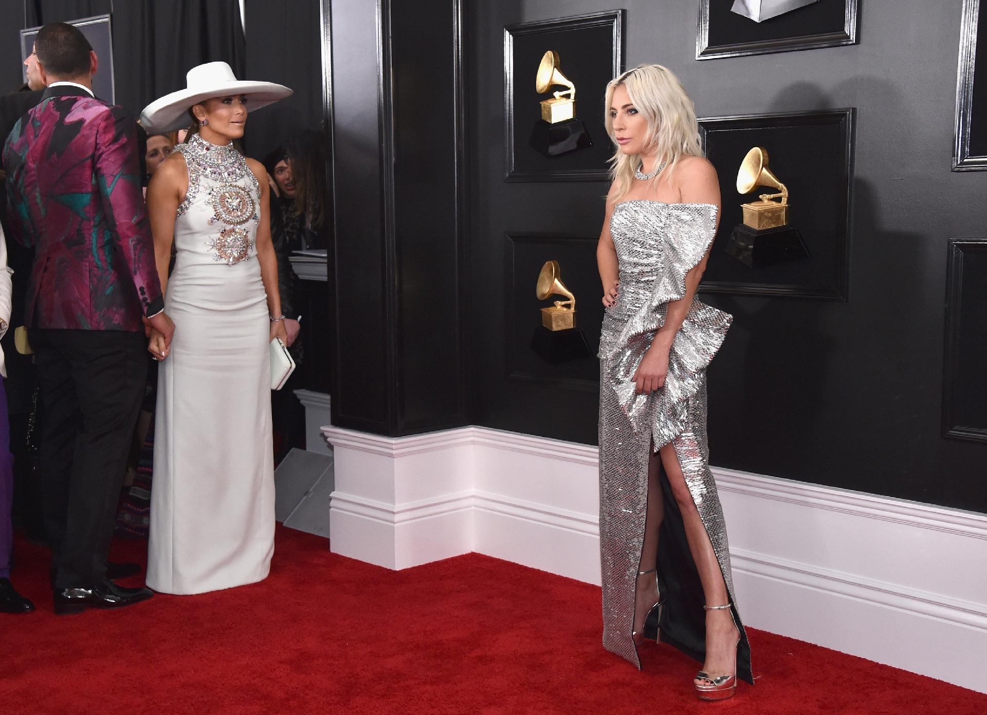 Jennifer Lopez e Lady Gaga no tapete vermelho do Grammy 2019 - Getty Images
