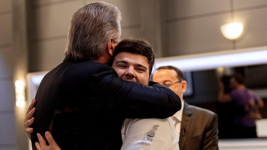 Roberto Justus abraça Nana Rude após demiti-lo em O Aprendiz - Divulgação/Band