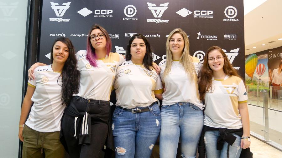 Reunidas, as meninas do TeamOne dedicam várias horas do dia ao Counter Strike - Divulgação