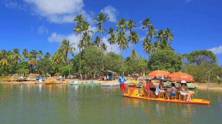 Navegação pelos mangues do Pontal de Maracaípe, no litoral sul de Ipojuca