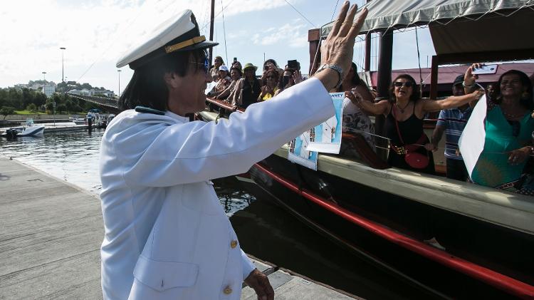Carlos Evanney acenando para seus fãs no barco - Bruna Prado/UOL - Bruna Prado/UOL
