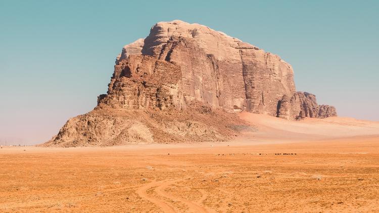Montanha-miragem em Wadi Rum - Andrea Leopardi/Unsplash