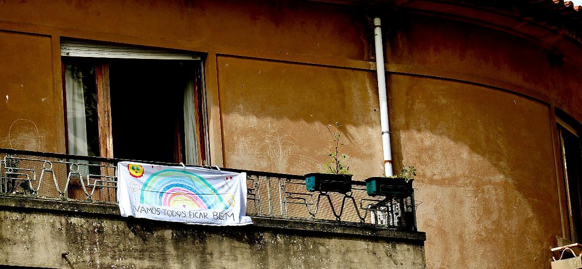Na sacada, um morador pendura uma faixa com mensagem motivadora para os vizinhos: "Vamos todos ficar bem" - Lira Neto/UOL