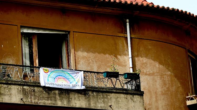 Na sacada, um morador pendura uma faixa com mensagem motivadora para os vizinhos: "Vamos todos ficar bem" - Lira Neto/UOL