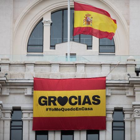 Bandeira a meio mastro na Prefeitura de Madri pelo luto das pessoas que morreram durante a pandemia - Europa Press/Getty Images