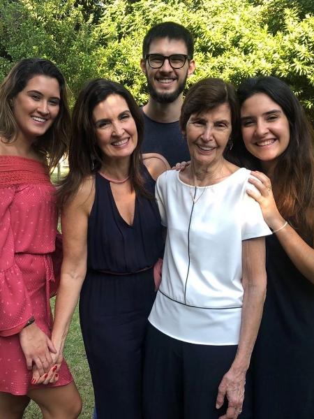 Fátima Bernardes com a mãe, Eunice, e os filhos, Beatriz, Vinicius e Laura - Reprodução/ Instagram