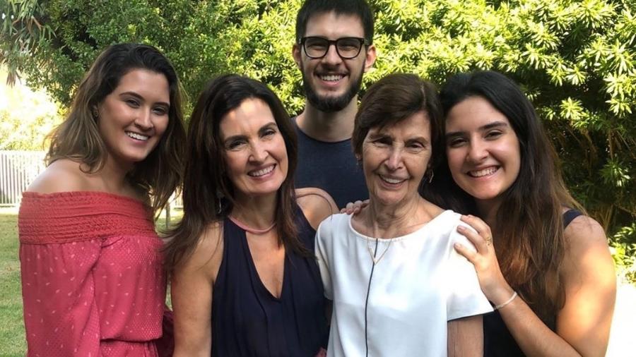 Fátima Bernardes com a mãe, Eunice, e os filhos, Beatriz, Vinicius e Laura - Reprodução/ Instagram