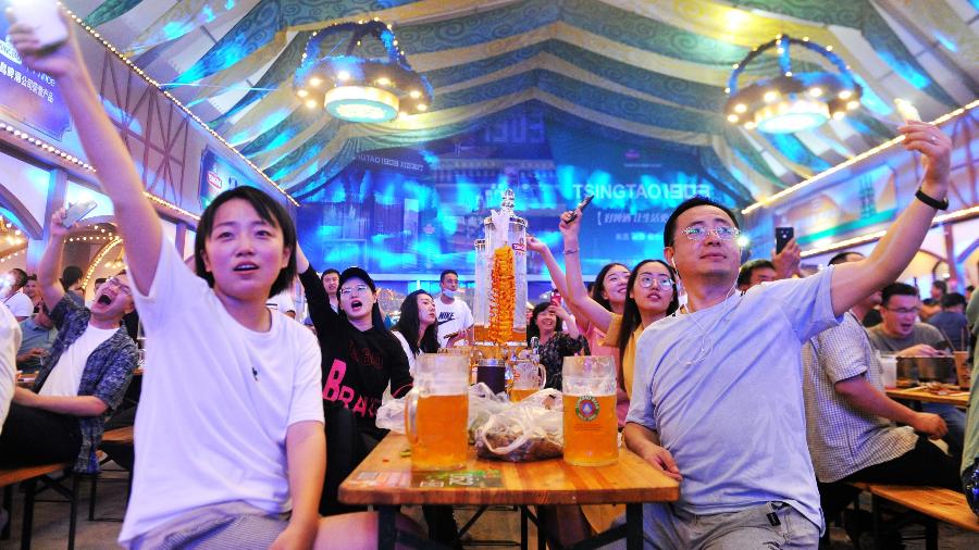 Residentes e turistas participam de festival de cerveja em Qingdao, na China - Barcroft Media via Getty Images