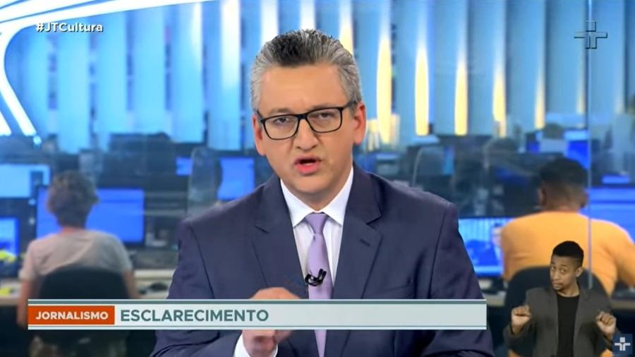 Aldo Quiroga, apresentador do "Jornal da Tarde", lê "esclarecimento" com críticas ao presidente Jari Bolsonaro  - Reprodução